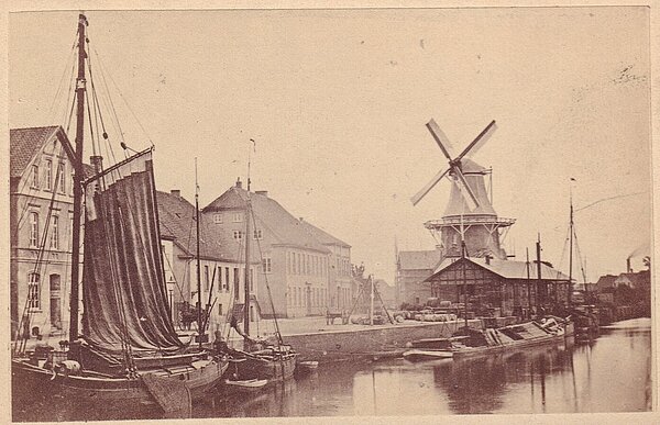 Stau mit Schlömann‘scher Windmühle und Zollschuppen, 1874. Bild: G. Müller / Stadtmuseum Oldenburg