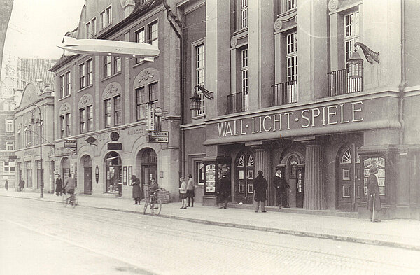 Die Wall Licht Spiele am Heiligengeistwall im Jahr 1930. Foto: Stadtmuseum Oldenburg/Gustav Tahl.