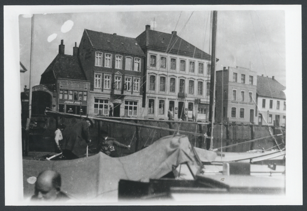 Segelboote am Stau. Im Hintergrund (2.v.r.) das Hauptkontor und Zentrallager des Oldenburger Konsumvereins, 1930, Foto: Stadtmuseum Oldenburg