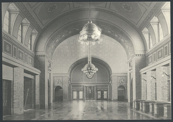 Eingangshalle des Bahnhofs Oldenburg, 1935, Bild: Stadtmuseum Oldenburg.