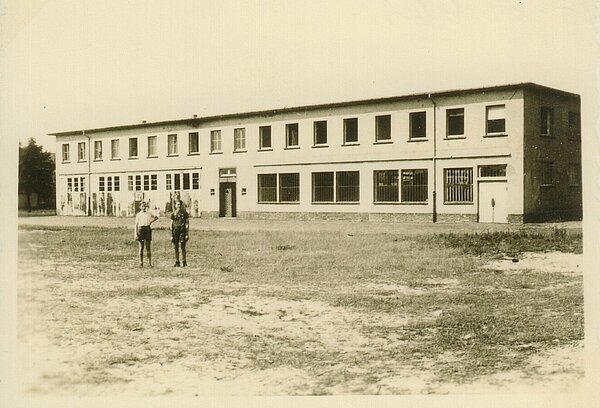 Ein Gebäude der Fischnetzfabrik Walter Kremmin, um 1950, Bild: Stadtmuseum Oldenburg/Walter Kremmin.