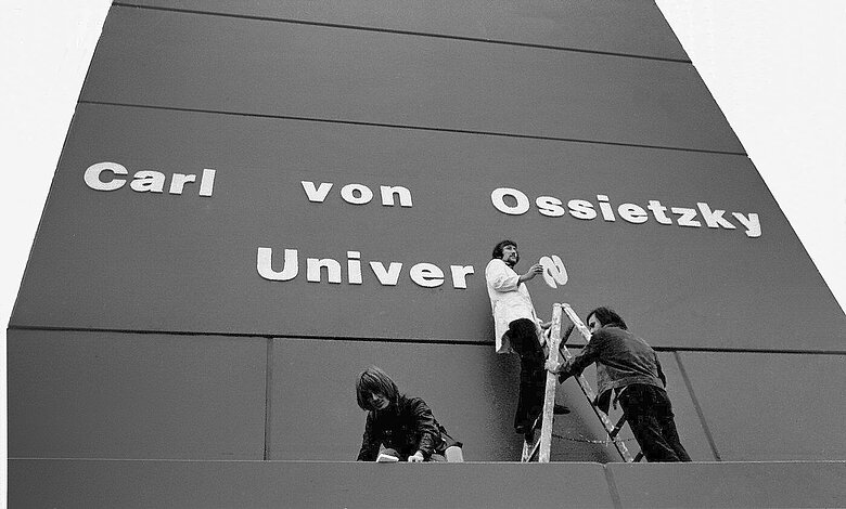 Anbringung des Schriftzugs an der CvO Universität © Gerresheim