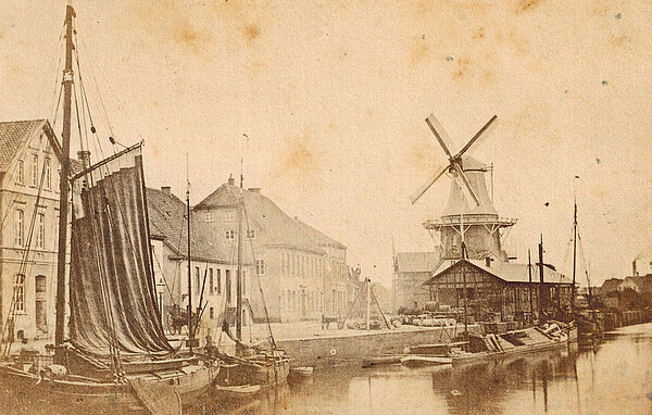 Das um 1860 entstandene Foto zeigt die „Schlömannsche Mühle“, die bis 1874 auf Höhe der heutigen Gastronomie Ols Brauhaus am Hafen stand. Foto: Stadtmuseum Oldenburg