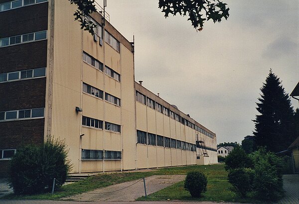 Das Fabrikgebäude im Juni 2004, kurz vor der Schließung. Bild: Stadtmuseum Oldenburg/F. Precht.