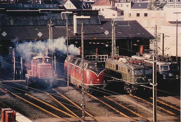 Lokomotiven vor dem Rechtecklokschuppen, 1980. Bild: Stadtmuseum Oldenburg.