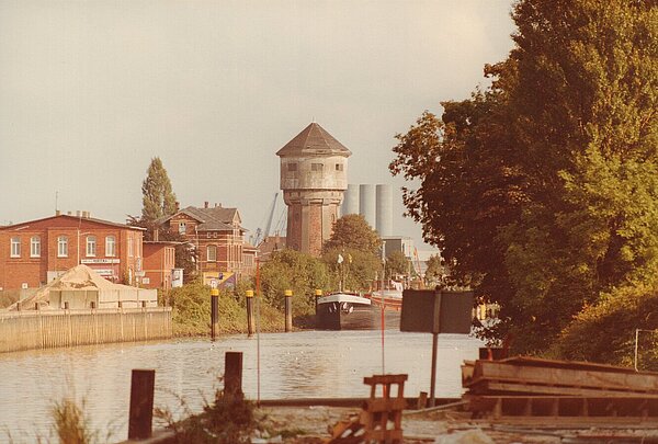 Der Wasserturm am Industriehafen, links die Gebäude des ehemaligen Schlachthofs, 1984, Foto: Stadtmuseum Oldenburg