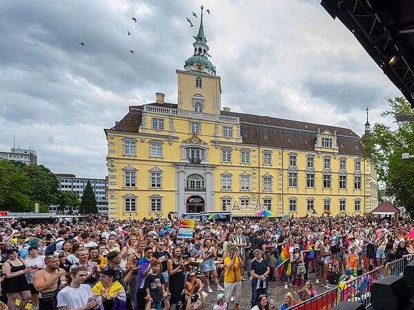 Abschlusskundgebung auf dem Schloßplatz beim CSD 2022. Bild: Mit freundlicher Genehmigung der Nordwest-Zeitung.