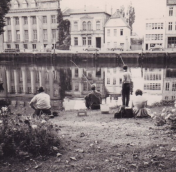 Fischen ist in den 1960er Jahren immer noch den Männern vorbehalten, wie hier am Stau im August 1961. Bild: Stadtmuseum Oldenburg / Günter Nordhausen.