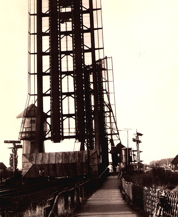Wasserturm hinter geöffneter Eisenbahnbrücke, 1960er Jahre, Foto: Stadtmuseum Oldenburg/Sammlung Schäfer