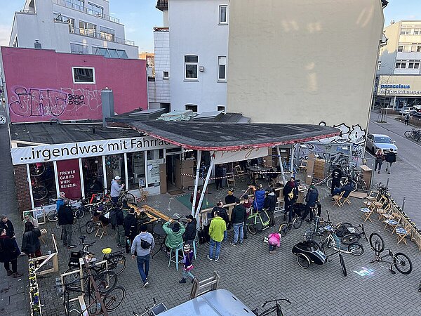 Das alternative Indoor-Radrennen Altbaukriterium in der ehemaligen Tankstelle im März 2024. Bild: Frank Glanert.