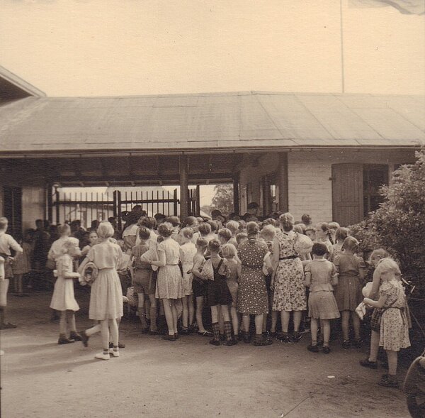 Wartende Kinder vor dem Eingangstor des Polizeibades, 1950er Jahre, Bild: Stadtmuseum Oldenburg/Günter Nordhausen. 