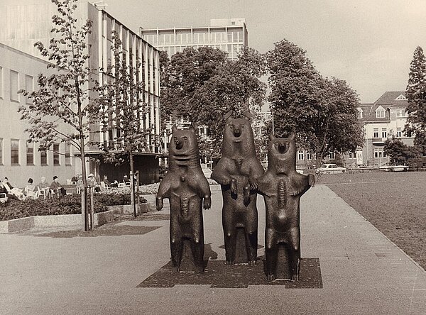 Berliner Platz mit der Bronzeplastik „Drei Bären“ von Paul Halbhuber, um 1965, Bild: Stadtmuseum Oldenburg/Ehlert.