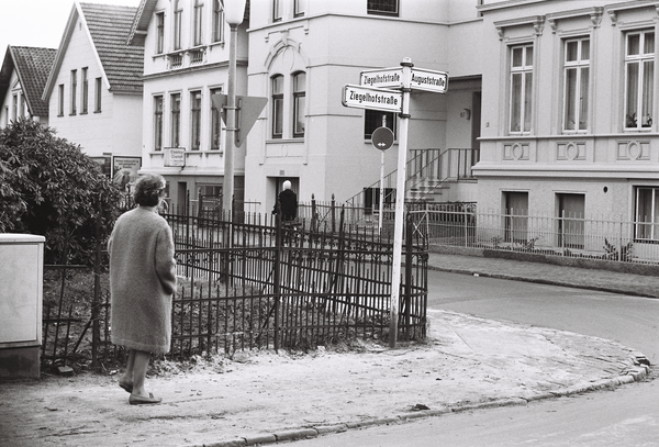 Auf dieser Abbildung von 1966 versteckt sich das Gebäude der Ziegelhofstraße 83 am linken Bildrand. Die charakteristische Schaufensterfassade mit den schwarzen Fliesen ist dennoch zu erkennen. Bild: Stadtmuseum Oldenburg/Günter Nordhausen.