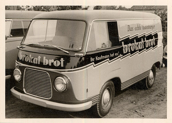 Ein Brokat-Firmenwagen mit dem Werbespruch „Das echte Oldenburger Brokat Brot. Ihr Kaufmann hat es!“, 1960er Jahre. Bild: Stadtmuseums Oldenburg.