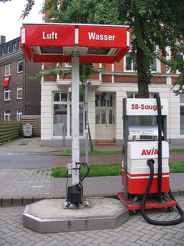 Luft und Wasserstation zur Betriebszeit der Tankstelle, Datum unbekannt. Bild: Karsten Willers.