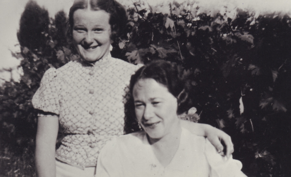 Hilde und ihre Tochter Hedwig wagten schon früh den Neuanfang in Israel. Das Foto wurde kurz nach Hedwigs Ankunft 1937 aufgenommen. Bild: Stadtmuseum Oldenburg/Slg. Friederichsen