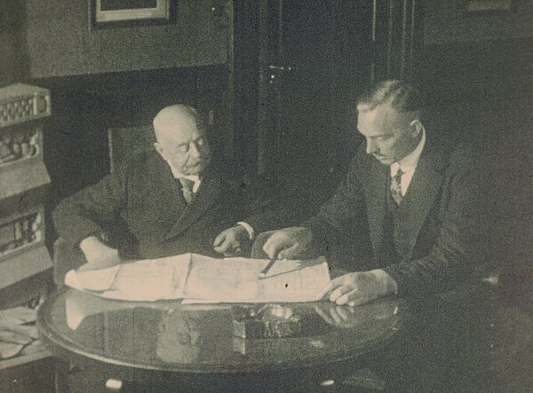 Das Foto zeigt Georg Bölts und den ehemalige Großherzog Friedrich August vermutlich bei Gesprächen zur Gründung der Bölts AG Fleischwarenfabrik, 1921. Bild: Stadtmuseum Oldenburg.