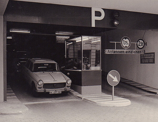 Ein- und Ausfahrt zum Parkhaus Ritterstraße mit Pförtnerhäuschen, 1968. Foto: Stadtmuseum Oldenburg/Günter Nordhausen