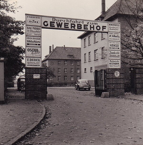 Die Einfahrt des Gewerbehofs um 1950, Bild: Stadtmuseum Oldenburg/Günter Nordhausen.