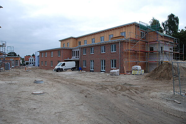 Fertigstellung des Wohnhauses des Baumhaus e.V. im Jahr 2007. Bild: Baumhaus e.V.