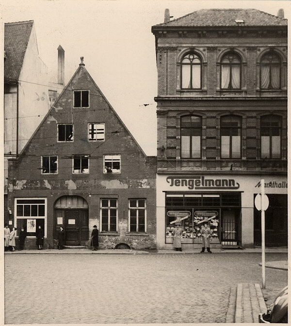 Die Häuserzeile am Markt mit dem Zugang zur Markthalle um 1930. Bild: Stadtmuseum Oldenburg