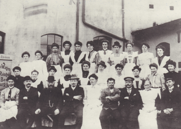 Ein Foto der bereits gewachsenen Belegschaft der Dampfwäscherei „Reingold“ im Jahre 1910. In der untersten Reihe sitzt Mathilde mittig im weißen Kleid, links daneben ist ihr Mann mit Hut und Schnäuzer. Bild: Stadtmuseum Oldenburg/Slg. Friederichsen