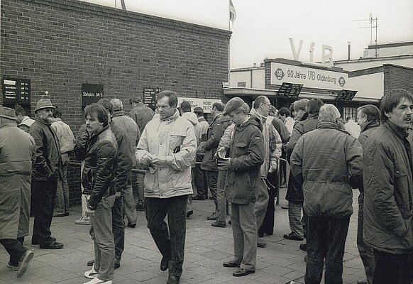 Vor dem VFB Stadion Donnerschwee Foto: Peter Kreier