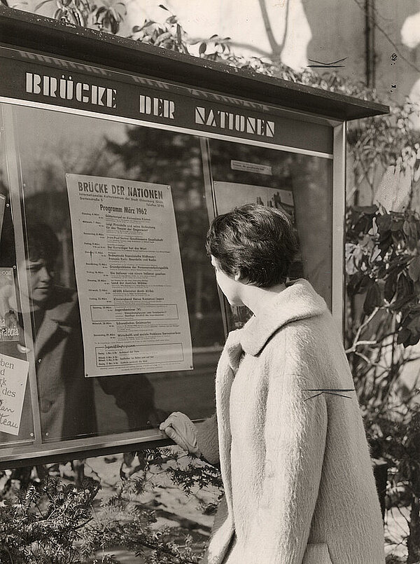 Der Anschlagkasten mit dem Programm der Brücke, 1962. Bild: Stadtmuseum Oldenburg.