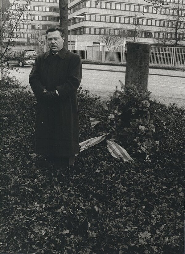 Gedenkstein der Sinti-Opfer, daneben spätere Bürgermeister Dieter Holzapfel während seiner Gedenkrede, 1989, Bild: Stadtmuseum Oldenburg