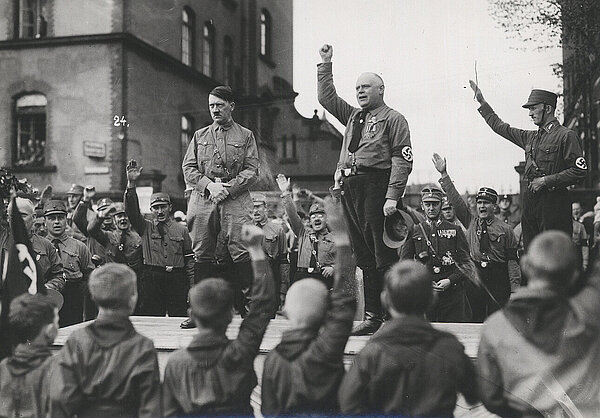 Adolf Hitler und NS-Gauleiter Weser-Ems Carl Röver (rechts) bei einer Wahlkampfveranstaltung auf dem Pferdemarkt, 10. Mai 1931, Foto: Stadtmuseum Oldenburg/Heinz Besser