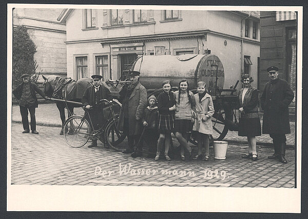 Der Wassermann der Stadt Oldenburg am Bahnhofsvorplatz beliefert seine Kunden, 1929. Bild: Stadtmuseum Oldenburg. 