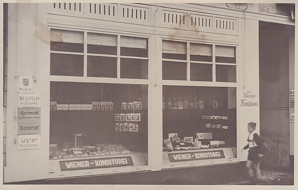 Die Wiener Konditorei in der Heiligengeiststraße 24, um 1953. Foto: Hans Janßen.