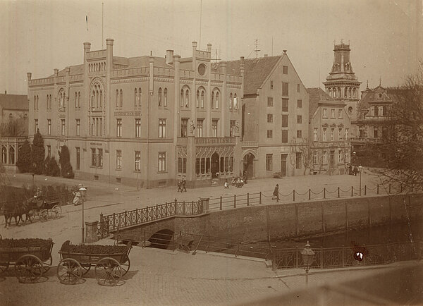 „Hotel de Russie“ (auch „Russischer Hof“ und später „Preußischer Hof“), Speicher und Geschäftshaus der Zuckerfabrik Bulling (stehen bis heute), Kunstgewerbemuseum, um 1900, Bild: Stadtmuseum Oldenburg.