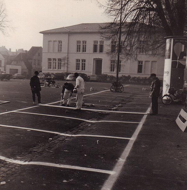 Die ersten Parkplätze wurden schon im Jahr 1956 markiert. Bild: Stadtmuseum Oldenburg / Günter Nordhausen