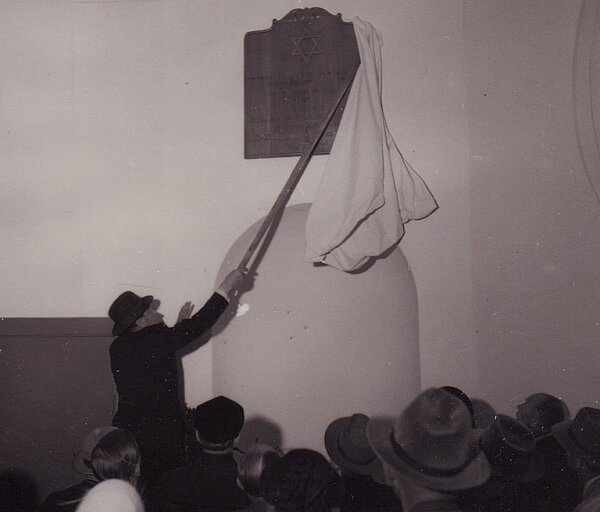 Die Inschrift lautet auf Hebräisch und deutsch: „Gross wie das Meer ist deine Wunde, wer wird dich heilen? Den Märtyrern des Landes Oldenburg 1933 – 1945“. 1952. Bild: Stadtmuseum Oldenburg