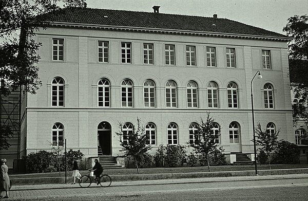 Im Gebäude des ehemaligen Lehrerseminars befindet sich heute das Staatliche Baumanagement Ems - Weser, um 1955. Bild: Stadtmuseum Oldenburg.