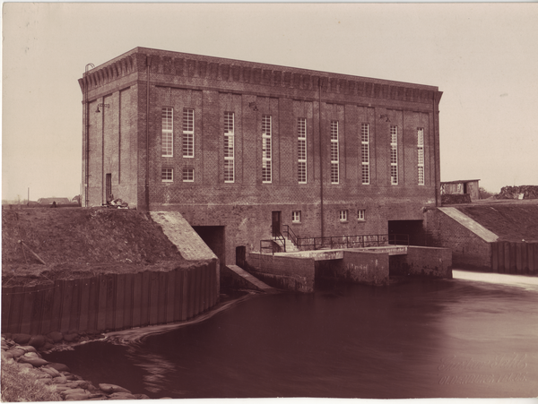 Das Kraftwerk an der Hunte im Jahr 1926 kurz vor der Fertigstellung. Bild: Stadtmuseum Oldenburg.