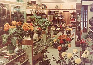Blumen zur Neueröffnung von Leder Holert in der Haarenstraße, 1962 © Stadtmuseum Oldenburg, Prov A.Holert