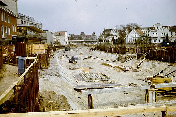 Baustelle für die neue Straße „Am Stadtmuseum“ (Osttangente), rechts die historischen Villen und links Hertie, um 1966, Bild: W. Meyer/Stadtmuseum Oldenburg