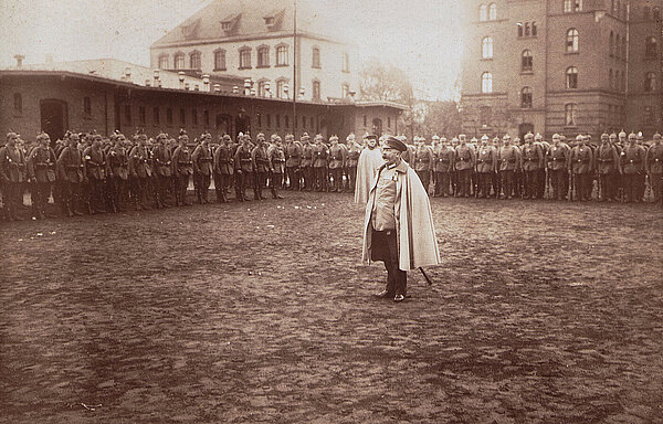 Appell an der Kaserne am Pferdemarkt, 1914 © Stadtmuseum Oldenburg
