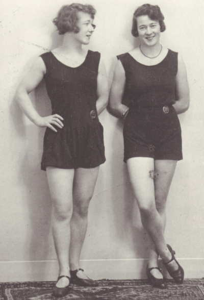 1930 wurden Hilde und Charlotte mit dem goldenen Sportabzeichen ausgezeichnet. Bild: Stadtmuseum Oldenburg/Slg. Friederichsen
