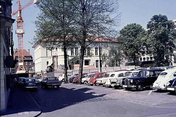 Der Waffenplatz um 1965, im Hintergrund das Schulgebäude. Bild: Stadtmuseum Oldenburg