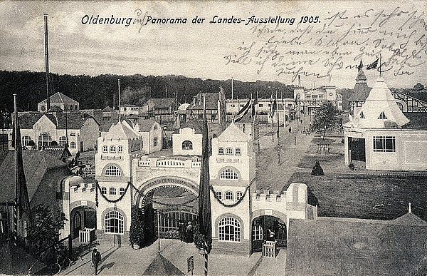 Eingangstor der Landesausstellung auf einer Postkarte, Titel: „Oldenburg. Panorama der Landes-Ausstellung 1905“, ca. 1905. Bild: Stadtmuseum Oldenburg