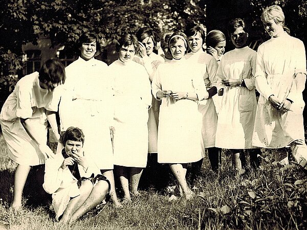 Das Foto von 1965 zeigt MTA-Schülerinnen während ihrer Ausbildung am Peter-Friedrich-Ludwig-Hospital. Bild: Stadtmuseum Oldenburg.