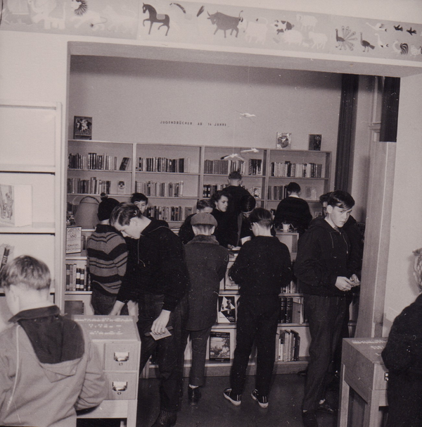Die Abteilung Jugendbücher für Jugendliche ab 14 Jahren, 17.11.1961. Bild: Stadtmuseum Oldenburg/Günter Nordhausen.
