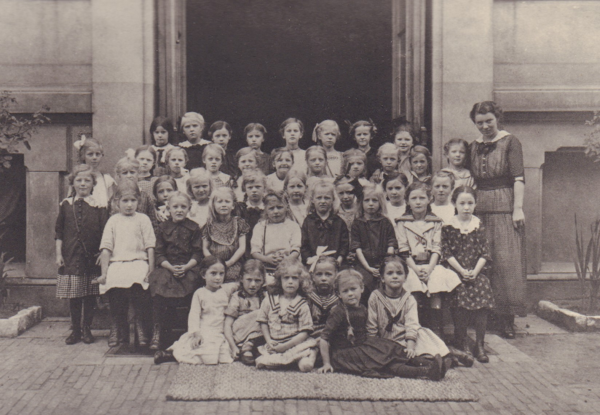 Von Ilse sind nur wenige Fotografien erhalten, auf diesem Klassenfoto von 1910 sitzt sie in der 2. Reihe von unten, 2. von rechts. Bild: Stadtmuseum Oldenburg/Slg. Friederichsen