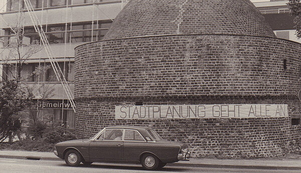 Der Pulverturm wird für Protest genutzt: Banner der Bürgerinitiative gegen die Zerstörung des Schlossgartens (1972). Foto: Stadtmuseum Oldenburg/Günter Nordhausen