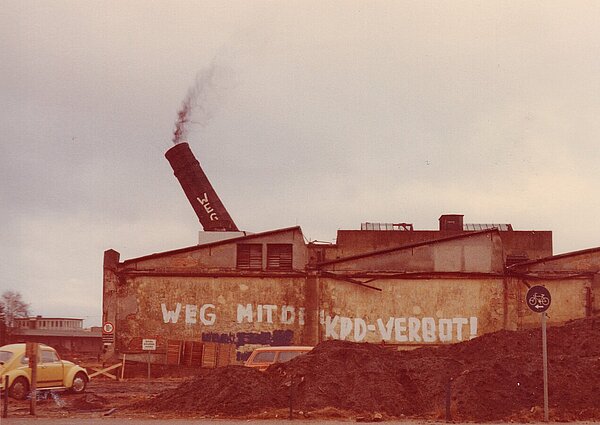 Der Schornstein fällt 1977. Foto: Stadtmuseum Oldenburg.