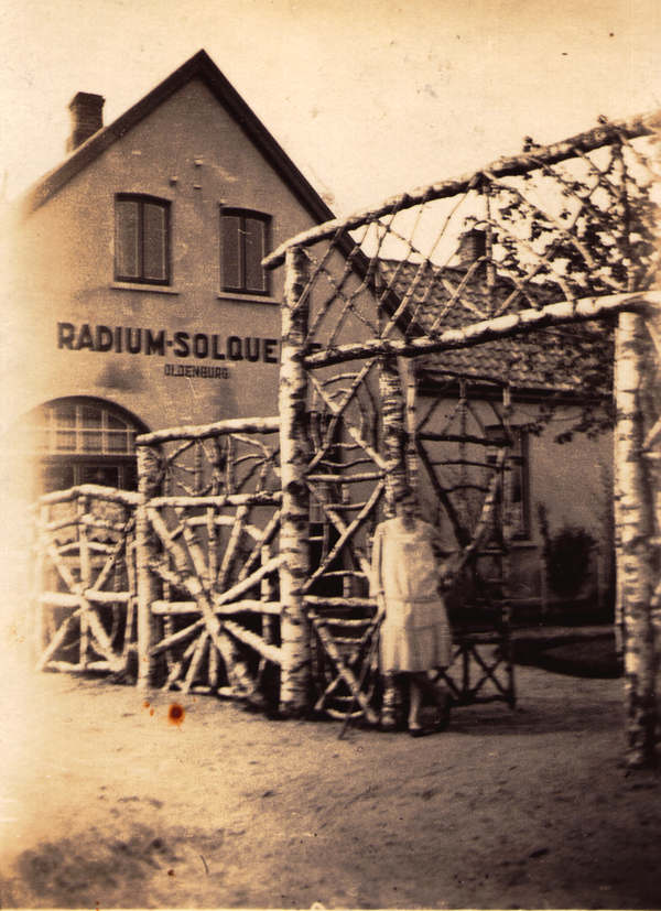 Besucherin am Eingang des Quellengeländes im Jahr 1930. Bild: Stadtmuseum Oldenburg.