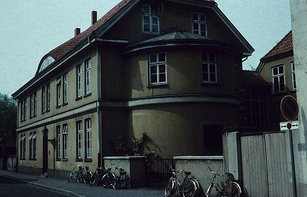 In der Wallstraße 14 wurde 1807 ein neues Gebäude für das Lehrerseminar gebaut. Heute findet sich darin eine Polizeiwache, um 1960. Bild: Stadtmuseum Oldenburg.